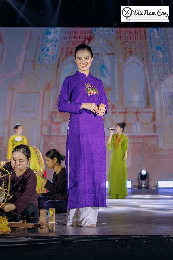 Áo dài đũi thêu tay truyền thống